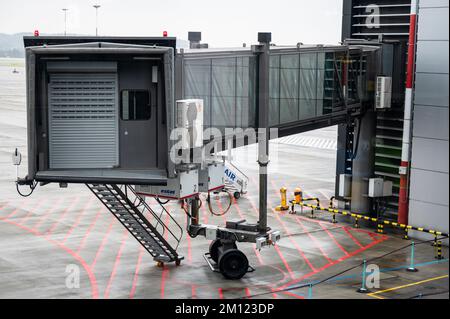 Cracovie, Pologne - 18 novembre 2022 : manchon de passerelle pour les passagers à embarquer à l'aéroport international Jean-Paul II de Cracovie-Balice. Banque D'Images