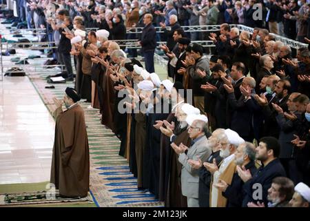 Téhéran, Téhéran, Iran. 9th décembre 2022. Les fidèles prient lors des prières hebdomadaires du vendredi musulman à la grande mosquée Mosalla de Téhéran, en Iran, sur 09 décembre 2022. (Credit image: © Rouzbeh Fouladi via ZUMA Press Wire) Banque D'Images