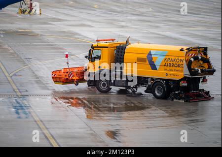 Cracovie, Pologne - 18 novembre 2022 : voiture préparant la piste à l'aéroport international Jean-Paul II de Cracovie-Balice. Banque D'Images