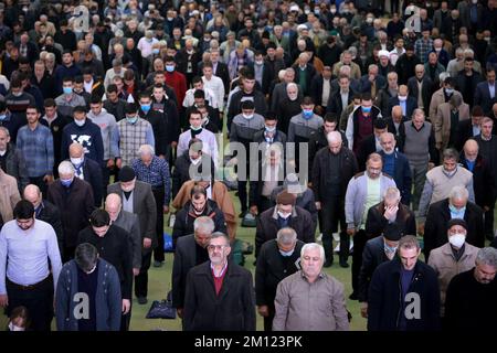 Téhéran, Téhéran, Iran. 9th décembre 2022. Les fidèles prient lors des prières hebdomadaires du vendredi musulman à la grande mosquée Mosalla de Téhéran, en Iran, sur 09 décembre 2022. (Credit image: © Rouzbeh Fouladi via ZUMA Press Wire) Banque D'Images