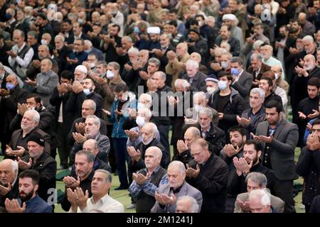 Téhéran, Téhéran, Iran. 9th décembre 2022. Les fidèles prient lors des prières hebdomadaires du vendredi musulman à la grande mosquée Mosalla de Téhéran, en Iran, sur 09 décembre 2022. (Credit image: © Rouzbeh Fouladi via ZUMA Press Wire) Banque D'Images