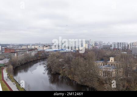 Vol au-dessus de la ville depuis un quadricoptère Banque D'Images