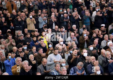 Téhéran, Téhéran, Iran. 9th décembre 2022. Les fidèles prient lors des prières hebdomadaires du vendredi musulman à la grande mosquée Mosalla de Téhéran, en Iran, sur 09 décembre 2022. (Credit image: © Rouzbeh Fouladi via ZUMA Press Wire) Banque D'Images