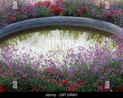 Europe, Allemagne, Hesse, Comté de Limburg-Weilburg, ville de Weilburg, Vallée de Lahn, château de Weilburg, fontaine en marbre dans le jardin du Bas Scghloß Banque D'Images