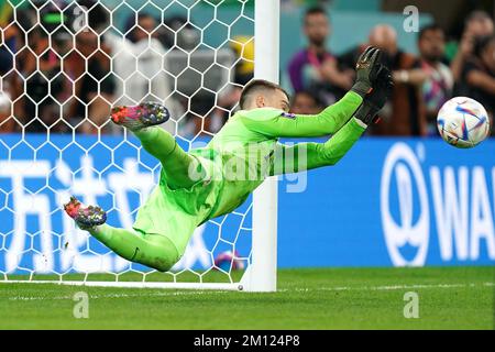 Dominik Livakovic, gardien de but croate, fait une économie sur Rodrygo au Brésil lors du match de quart de finale de la coupe du monde de la FIFA au stade Education City à Al Rayyan, au Qatar. Date de la photo: Vendredi 9 décembre 2022. Banque D'Images