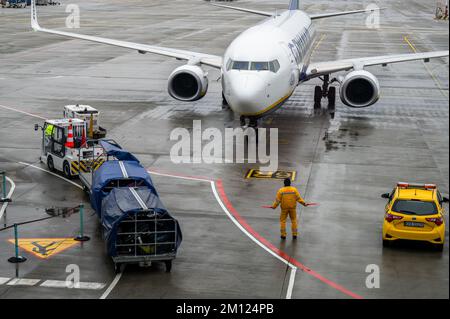 Cracovie, Pologne - 18 novembre 2022 : le Boeing 737 de Ryanair est en préparation après un vol à l'autre à l'International Jean-Paul II Krakow-Balice A. Banque D'Images