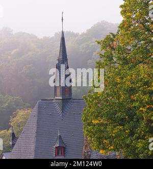 Europe, Allemagne, Hesse, Comté de Limburg-Weilburg, ville de Weilburg, Vallée de Lahn, vue du château de Weilburg à la vieille ville avec la tour de l'ancienne église catholique à la porte du Land Banque D'Images