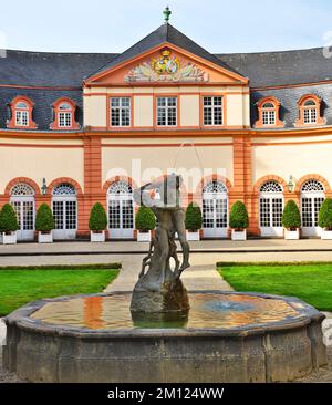 Europe, Allemagne, Hesse, Comté de Limburg-Weilburg, ville de Weilburg, Vallée de Lahn, château de Weilburg, jardin du château, premier étage en face de l'orangerie supérieure, fontaine avec groupe de figures Banque D'Images