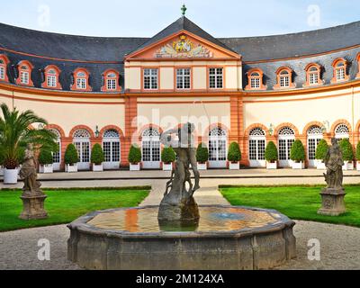 Europe, Allemagne, Hesse, Comté de Limburg-Weilburg, ville de Weilburg, Vallée de Lahn, château de Weilburg, jardin du château, premier étage en face de l'orangerie supérieure, fontaine avec groupe de figures Banque D'Images