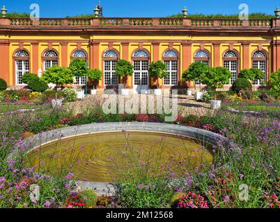 Europe, Allemagne, Hesse, Comté de Limburg-Weilburg, City Weilburg, Lahntal, Château de Weilburg, Parc du Château en face de l'Orangerie inférieure (parterre supérieur), jardin baroque Banque D'Images