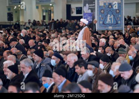 Téhéran, Téhéran, Iran. 9th décembre 2022. Les fidèles prient lors des prières hebdomadaires du vendredi musulman à la grande mosquée Mosalla de Téhéran, en Iran, sur 09 décembre 2022. (Credit image: © Rouzbeh Fouladi via ZUMA Press Wire) Banque D'Images