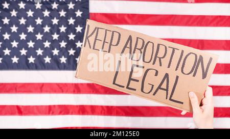 La femme porte un panneau garder l'avortement légal drapeau des États-Unis sur le fond. Protestation contre la loi anti-avortement. Grève des femmes. Liberté des droits des femmes Banque D'Images