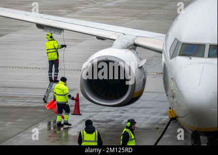 Cracovie, Pologne - 18 novembre 2022 : le Boeing 737 de Ryanair est en préparation après un vol à l'autre à l'International Jean-Paul II Krakow-Balice A. Banque D'Images