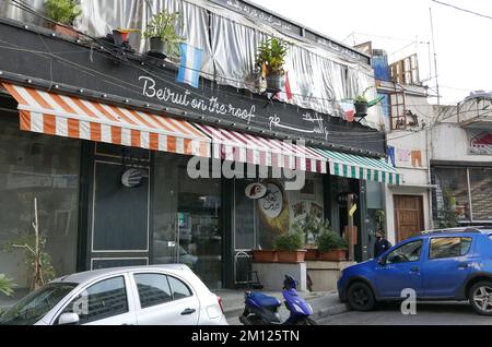 Beyrouth, Liban. 09th décembre 2022. Un café affiche les drapeaux des équipes de football de la coupe du monde de la FIFA au Qatar à Beyrouth, au Liban, sur 9 décembre 2022. La coupe du monde de la FIFA au Qatar compte des milliers de partisans au Liban. (Photo d'Elisa Gestri/SIPA USA) crédit: SIPA USA/Alay Live News Banque D'Images