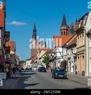 Tangermünde, Lange Straße vers le nord-est en arrière-plan St. Église de Stephen Banque D'Images