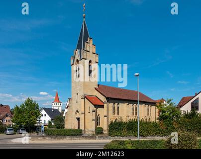 L'église protestante néo-gothique d'Altingen. Derrière elle, vous pouvez voir la tour de la rue catholique Église Magnus. Banque D'Images