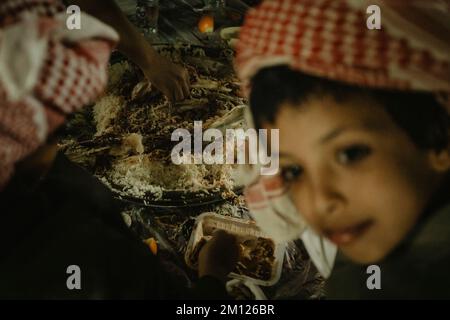 Arabie Saoudite, province de Najran, Najran, salle à manger, garçon, détails Banque D'Images