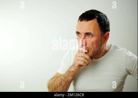 Portrait émotionnel gars se sentant naufrage coeur essoufflement au sujet du stress émotionnel sensations isolées sur fond gris blanc studio, peur personne, horreur panique concept d'attaque de panique homme Banque D'Images