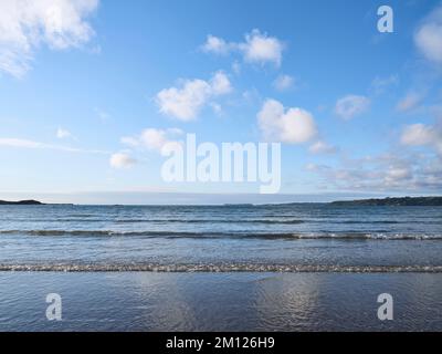 Surf et nuages sur la plage de Saint Efflam dans les Côtes-d'Armor Département en Bretagne, France Banque D'Images