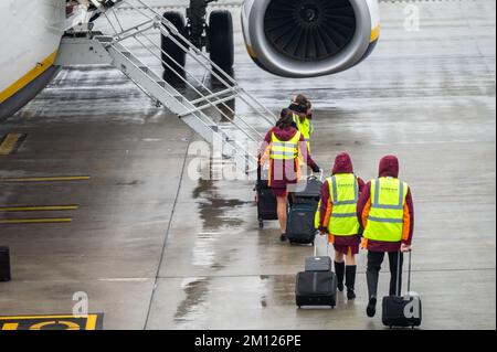 Cracovie, Pologne - 18 novembre 2022 : hôtesses Ryanair attendant l'embarquement à l'aéroport international Jean-Paul II de Cracovie-Balice. Banque D'Images