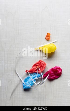 Ballons colorés et taillés sur un ruban blanc Banque D'Images