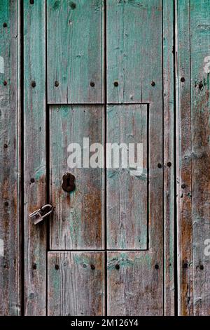 Ancienne porte en bois avec une trappe à Majorque, Espagne Banque D'Images