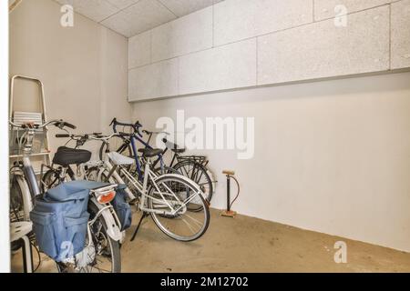 deux vélos garés dans une chambre sans vélo sur le sol et un autre à côté des autres vélos Banque D'Images