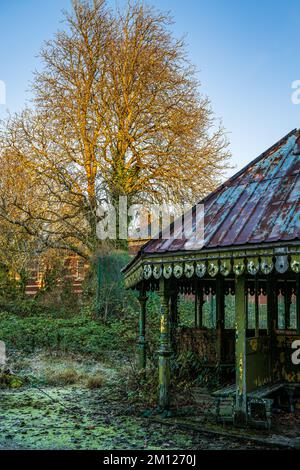 Hôpital psychiatrique de Whitchurch, bâtiment classé de grade II abandonné laissé à la pourriture. Pagode édouardienne pour les patients négligés. Banque D'Images