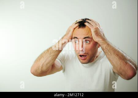 Portrait émotionnel gars se sentant naufrage coeur essoufflement au sujet du stress émotionnel sensations isolées sur fond gris blanc studio, peur personne, horreur panique concept d'attaque de panique homme Banque D'Images