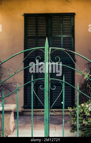 Porte d'entrée fermée à clé en face de la maison méditerranéenne de Majorque Banque D'Images