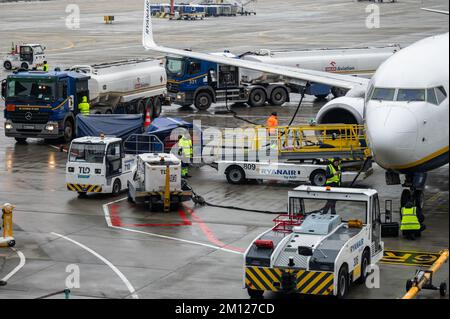 Cracovie, Pologne - 18 novembre 2022 : le Boeing 737 de Ryanair est en préparation après un vol à l'autre à l'International Jean-Paul II Krakow-Balice A. Banque D'Images