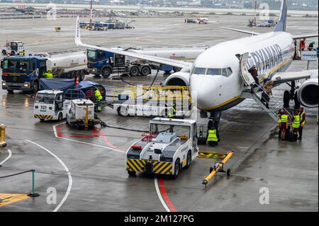 Cracovie, Pologne - 18 novembre 2022 : le Boeing 737 de Ryanair est en préparation après un vol à l'autre à l'International Jean-Paul II Krakow-Balice A. Banque D'Images