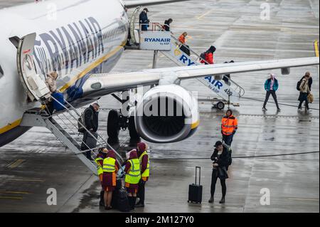 Cracovie, Pologne - 18 novembre 2022 : le Boeing 737 de Ryanair est en préparation après un vol à l'autre à l'International Jean-Paul II Krakow-Balice A. Banque D'Images