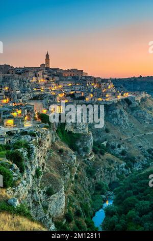 Matera, province de Matera, Basilicate, Italie, Europe. Aube à Matera, sur la droite, la gorge de Gravina Banque D'Images