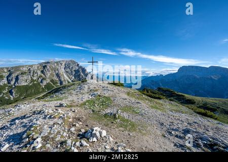 Braies, province de Bolzano, Tyrol du Sud, Italie. Au sommet de Strudelkopf, Dürrenstein à l'arrière sur la gauche. Banque D'Images