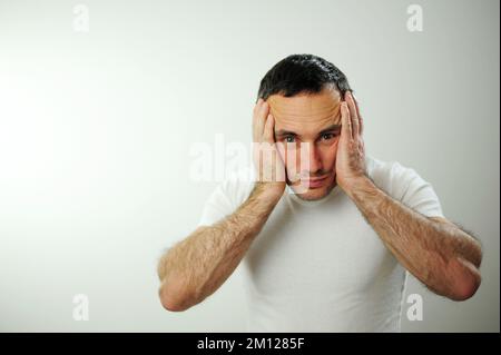 Portrait émotionnel gars se sentant naufrage coeur essoufflement au sujet du stress émotionnel sensations isolées sur fond gris blanc studio, peur personne, horreur panique concept d'attaque de panique homme Banque D'Images