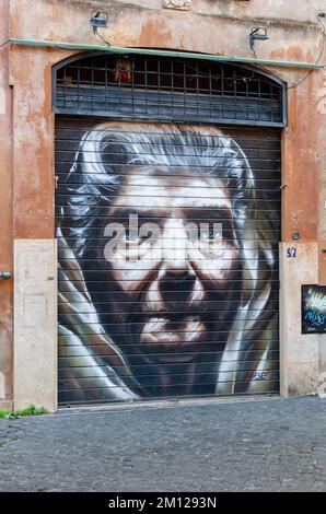 Rome, Italie; 1 novembre 2022: Portrait d'Anna Perenna peint sur l'obturateur de l'exposition Palazzo Velli par l'artiste de rue Neve Banque D'Images