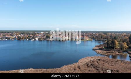 Château de Rheinsberg sur la rive de Grienericksee, Rheinsberg, Brandebourg, Allemagne Banque D'Images