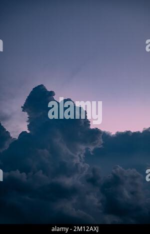 Crépuscule et un paysage de nuages riche et moelleux avec un espace négatif pour la copie. Banque D'Images