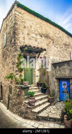 Rue du village à Saint Guilhem le désert. Une partie du site classé au patrimoine mondial de l'UNESCO « Way of Saint James in France ». Le village appartient aux plus Beaux villages de France. Banque D'Images