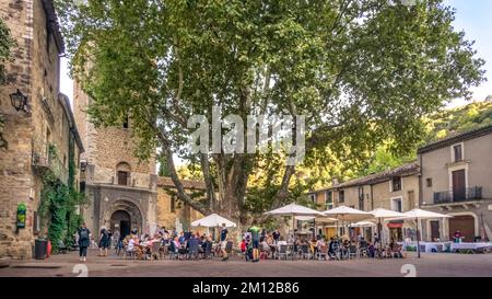 Place de la liberté à Saint Guilhem le désert. L'arbre d'avion a au moins 165 ans. Le village a été reconnu comme un site du patrimoine mondial de l'UNESCO 'Way of St. James en France ». Le village appartient aux plus Beaux villages de France. Le village appartient aux plus Beaux villages de France. Banque D'Images