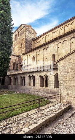 Monastère de Gellone à Saint Guilhem le désert. Le site du monastère a été construit au IXe siècle et est désigné comme faisant partie du patrimoine mondial de l'UNESCO "Way of Saint James in France". Le village appartient aux plus Beaux villages de France. Banque D'Images