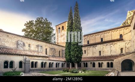 Monastère de Gellone à Saint Guilhem le désert. Le site du monastère a été construit au IXe siècle et est désigné comme faisant partie du patrimoine mondial de l'UNESCO "Way of Saint James in France". Le village appartient aux plus Beaux villages de France. Banque D'Images