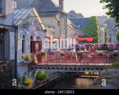 Une jetée sur laquelle les invités d'un restaurant se divertiront dans la chaleur du soir de l'été à Morlaix dans le département du Finistère en France Banque D'Images