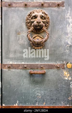 Porte de knock sur une maison à Toria, Puglia, Italie Banque D'Images