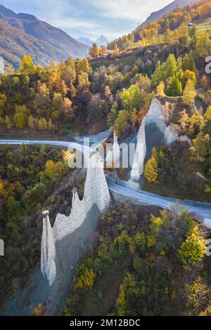 Vue aérienne des Pyramides d'Euseigne en automne. EUSEIGNE, Val d'Hérens, municipalité de Hérémence, canton du Valais, Suisse, Europe. Banque D'Images