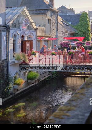 Une jetée sur laquelle les invités d'un restaurant se divertiront dans la chaleur du soir de l'été à Morlaix dans le département du Finistère en France Banque D'Images