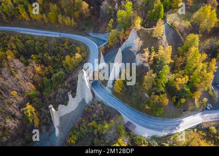 Vue aérienne des Pyramides d'Euseigne en automne. EUSEIGNE, Val d'Hérens, municipalité de Hérémence, canton du Valais, Suisse, Europe. Banque D'Images