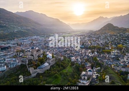 Vue aérienne de la Basilique de Valère dominant la ville de Sion et les vignobles environnants en automne. Canton du Valais, vallée du Rhône, Suisse. Banque D'Images