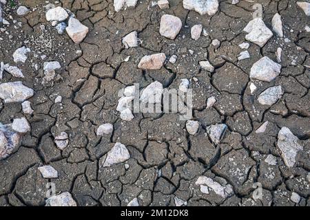 Italie, Vénétie, Dolomites. Fond sec du lac, changement climatique, été sans pluie, sécheresse Banque D'Images